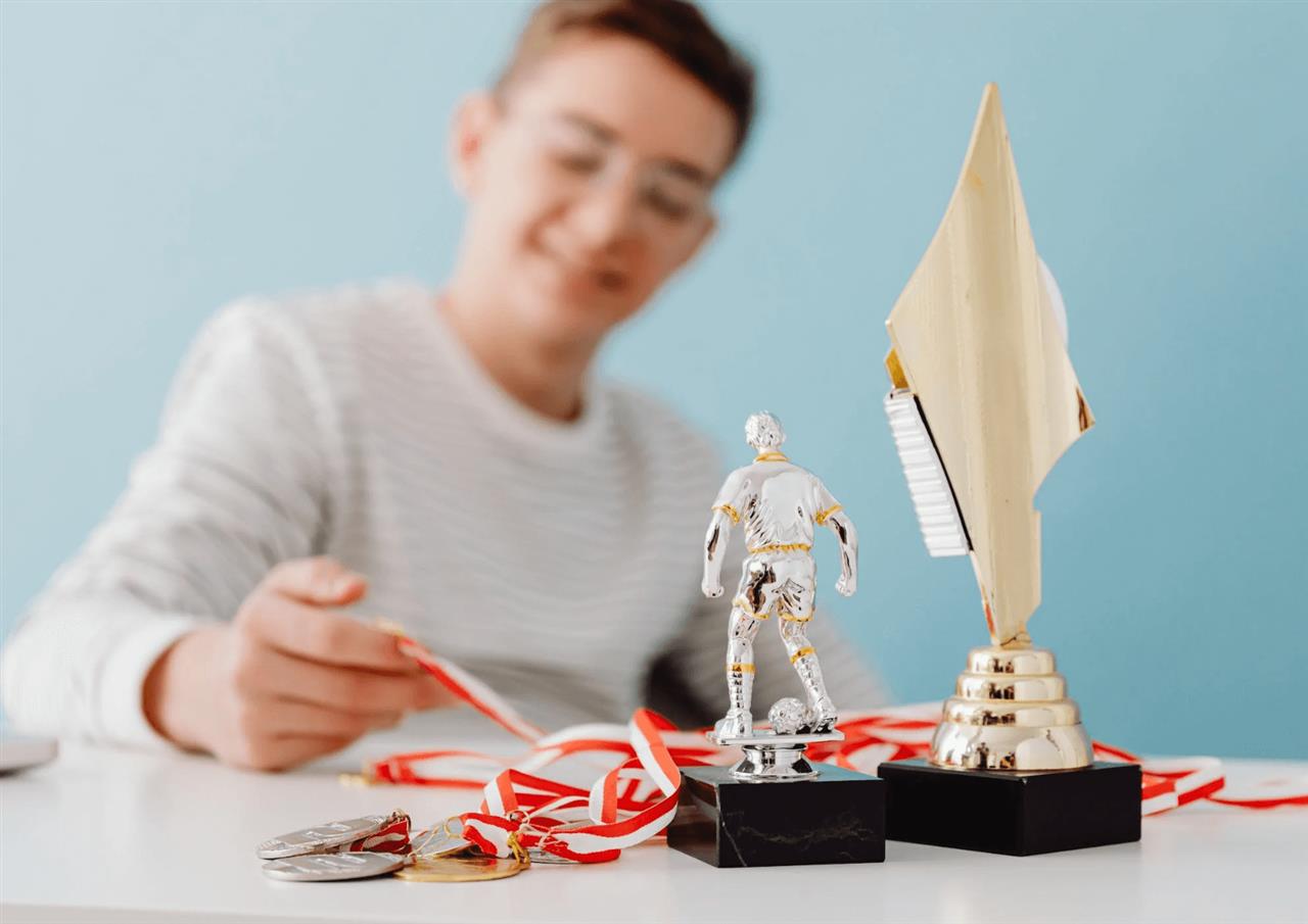 Plej holdånden og husk håndbold pokalerne
